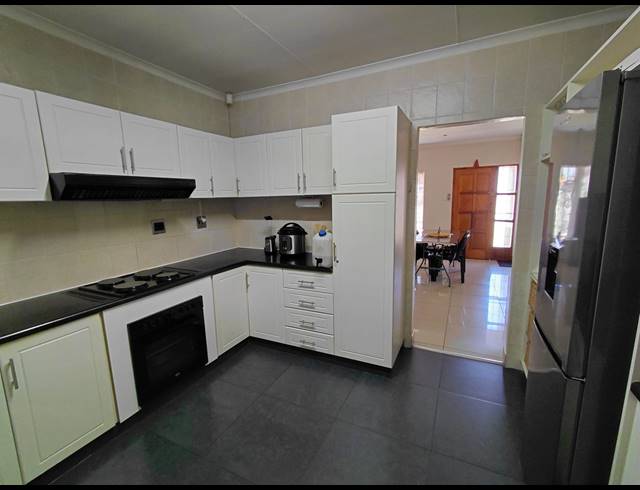 3 BEDROOM FREEHOLD FOR SALE IN LENNOXTON